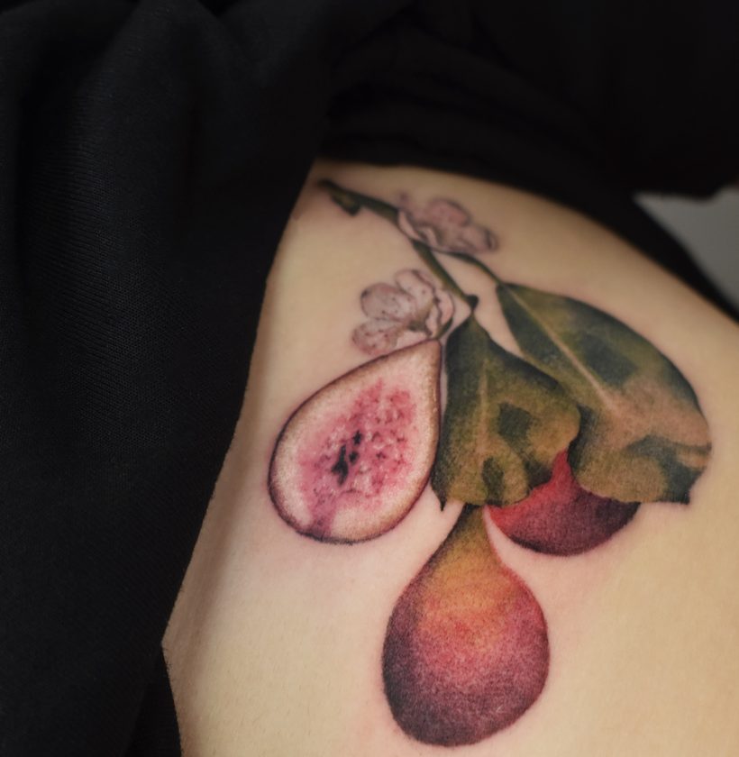 Tatouage de figues et de fleurs de figuier sur les côtes